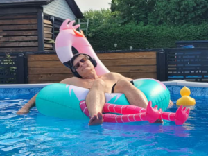 Zak bienheureux dans sa piscine